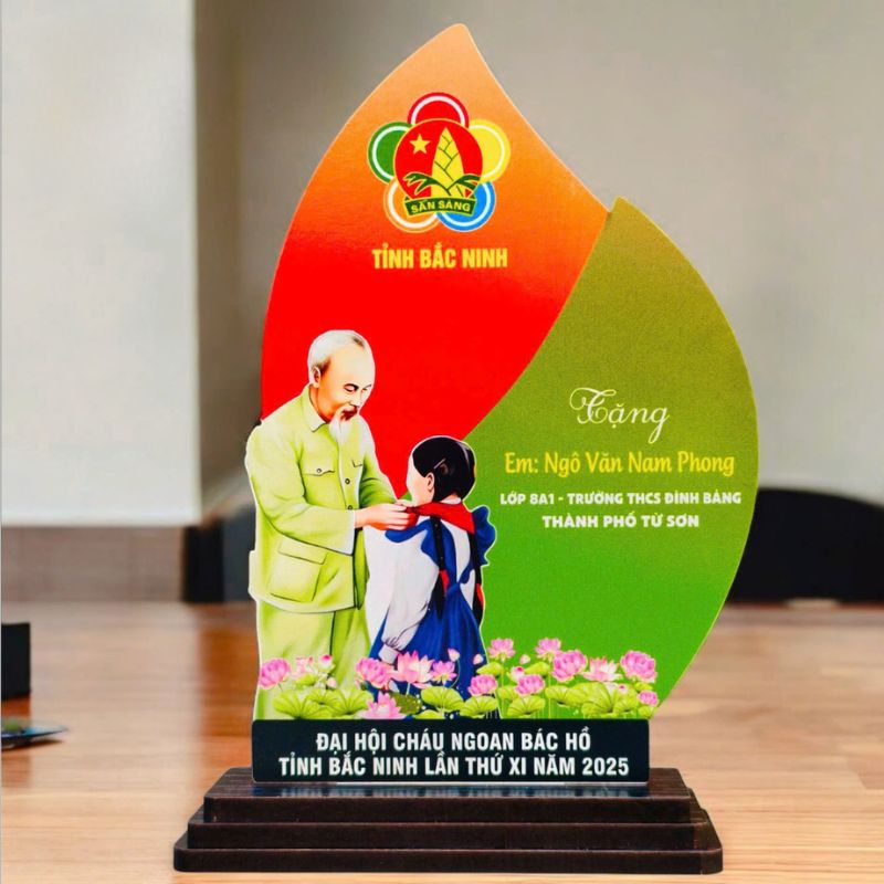 Cúp vinh danh học sinh CVDHSPPR04