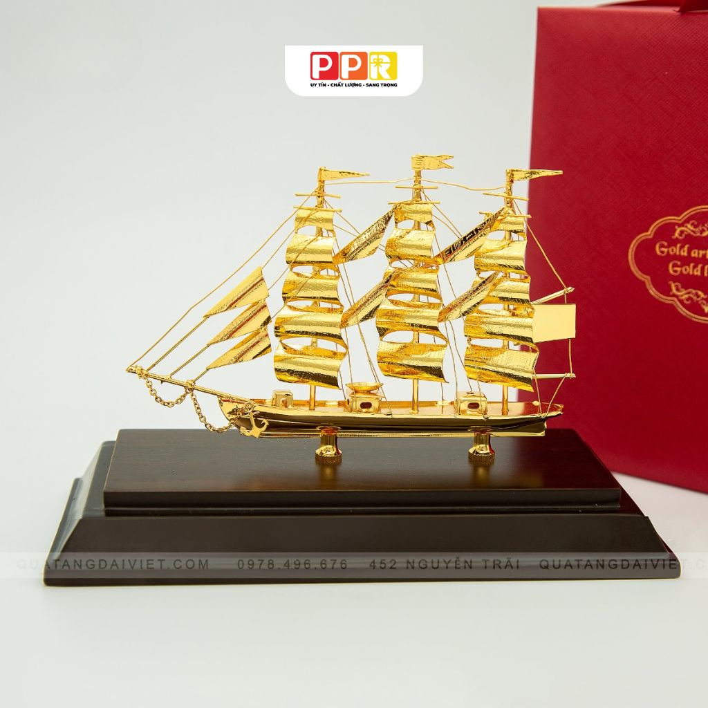 thuyền buồm mạ vàng trung bày